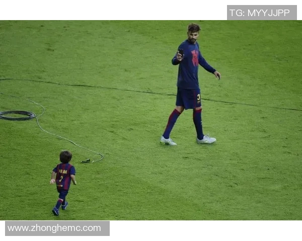 足球明星们的感人孝心瞬间展现家庭温情与亲情的深厚纽带